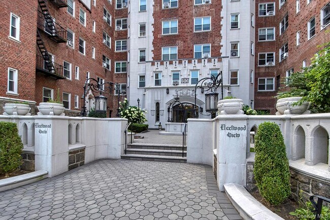 Foto del edificio - 60 Broad St W