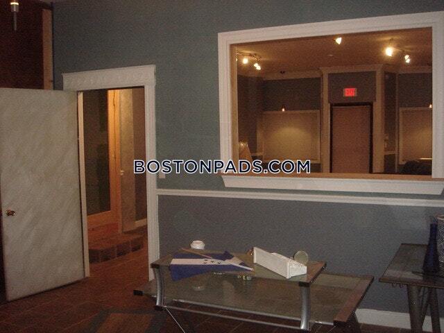Building Photo - 1461 Hyde Park Ave