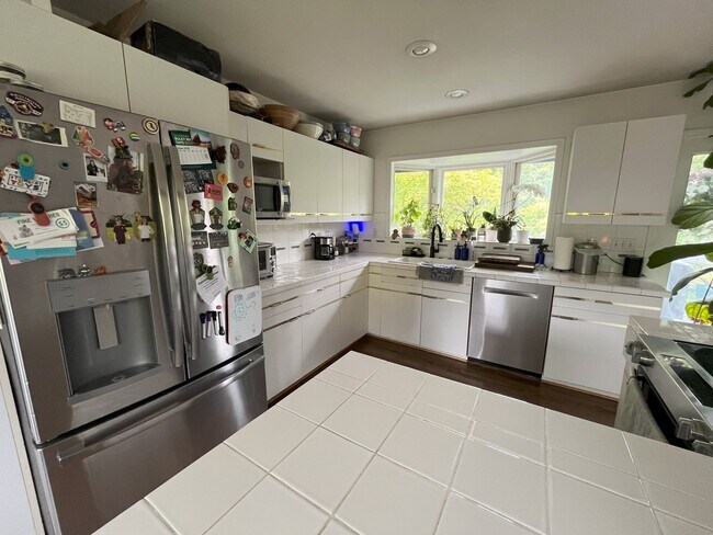 Foto del edificio - Spacious 4-Bedroom Home with Lush Landscap...