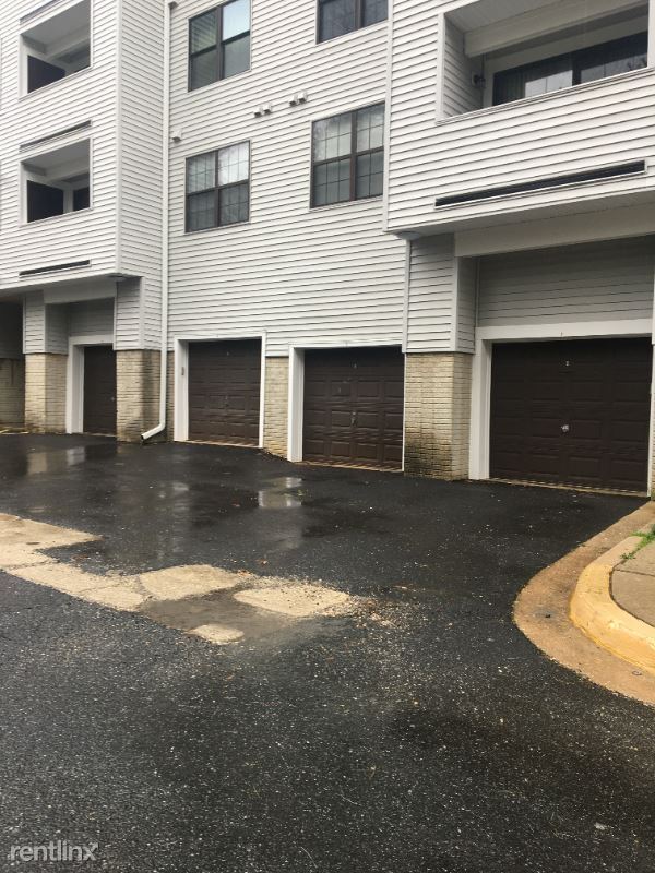 Building Photo - 1639 Carriage House Terrace