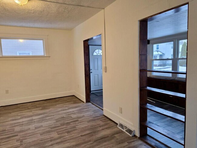 Building Photo - 849 Terra Alta St NE