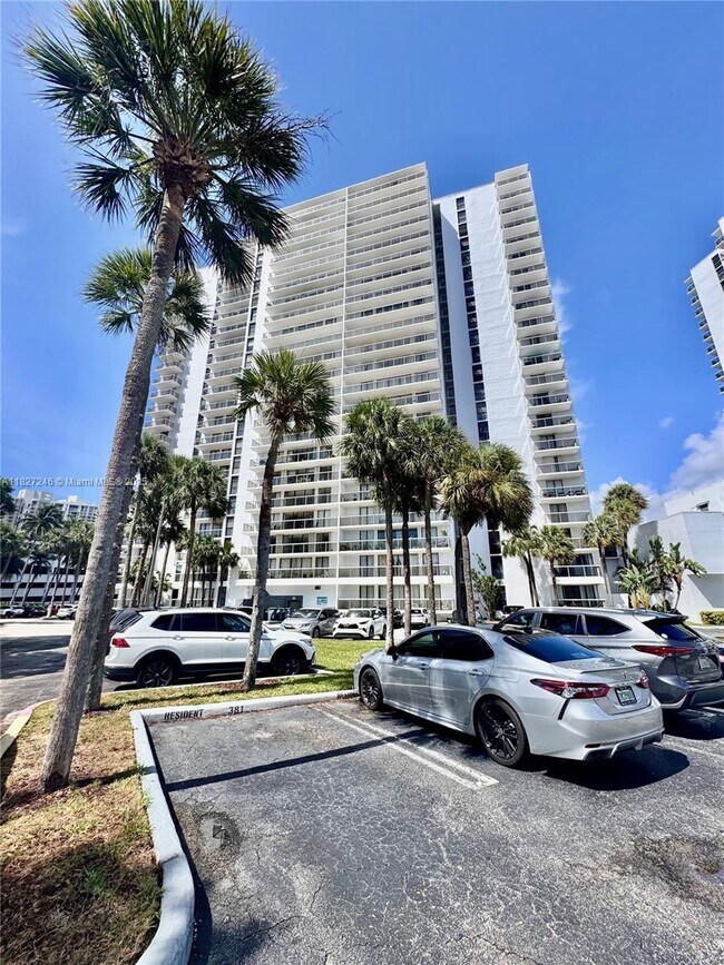 Building Photo - 3731 N Country Club Dr