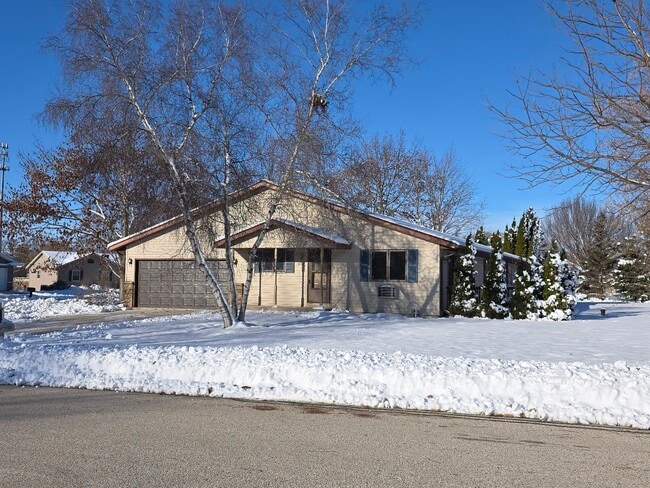 Building Photo - 722 Goldfinch Ln