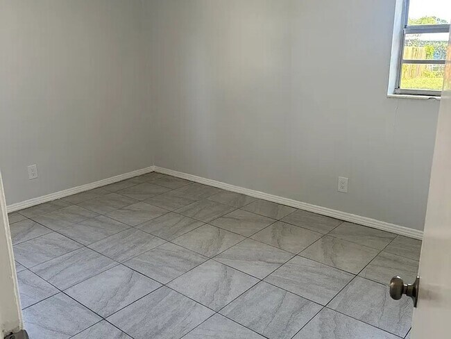 Foto del edificio - 4417 W Paxton Ave