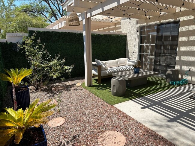 Foto del edificio - Fully Furnished Three Bedroom Spring Valle...
