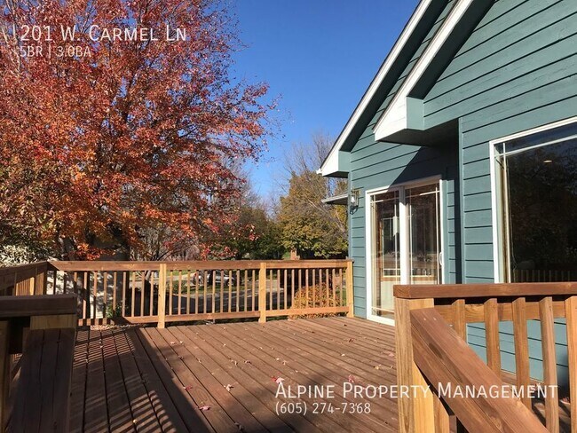 Building Photo - Stunning 5 Bed/3 Bath Rental Home near Pra...