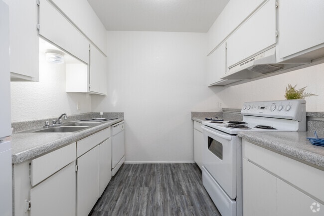 1BR, 1BA - 615SF - Kitchen - Mountain Lakes Apartments