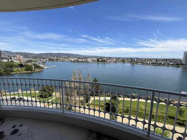 Building Photo - "Chic Lakeside Condo Retreat: 2-Bed, 1.5-B...