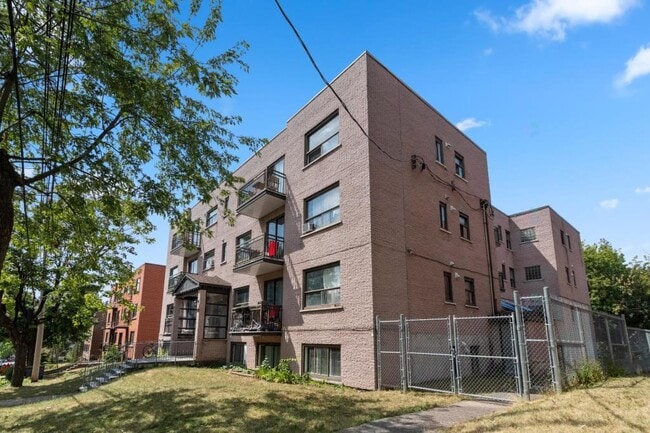 Building Photo - 4355 Av Dupuis