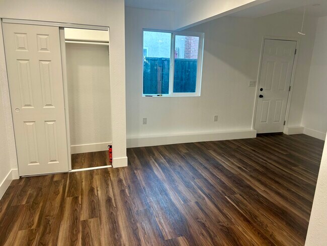 Foto del edificio - 5832 Rohn Way