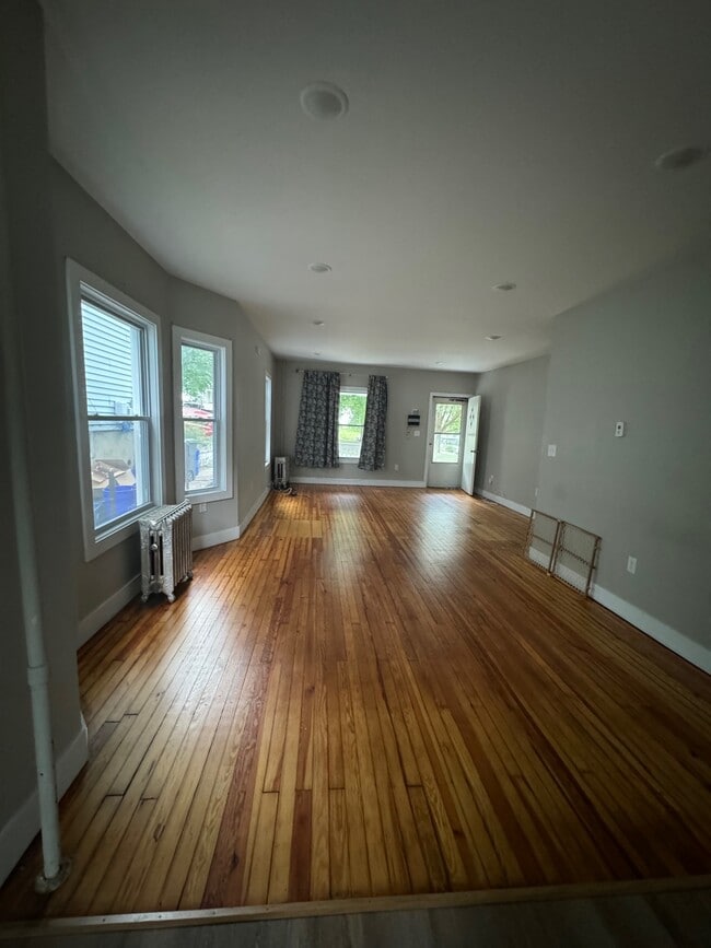 Building Photo - 825 Woodlawn St