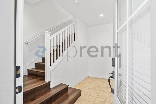 Building Photo - Unit