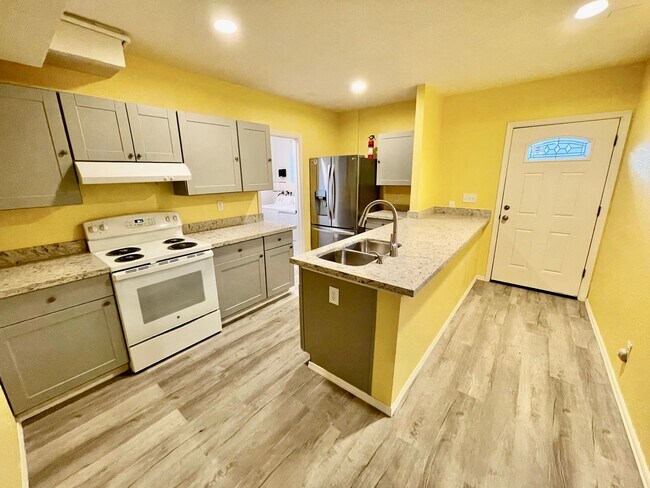 Building Photo - One Bedroom MIL Unit in Broadview!