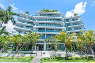 Building Photo - 9901 W Bay Harbor Dr