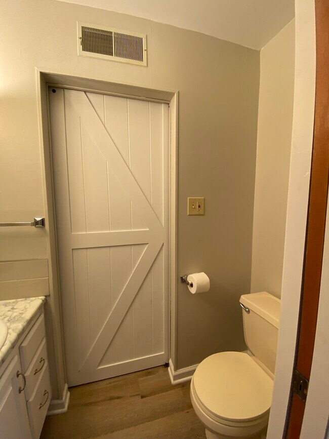 Foto del edificio - 1121 Hedgewood Dr