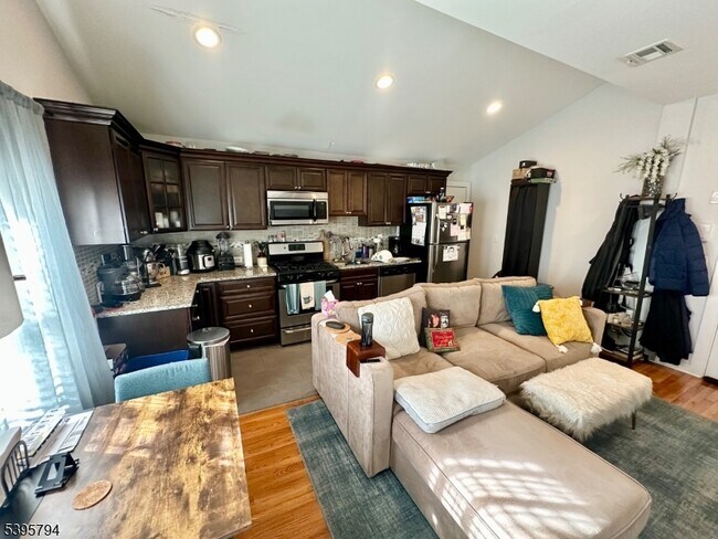 Foto del edificio - 390 Orange Rd