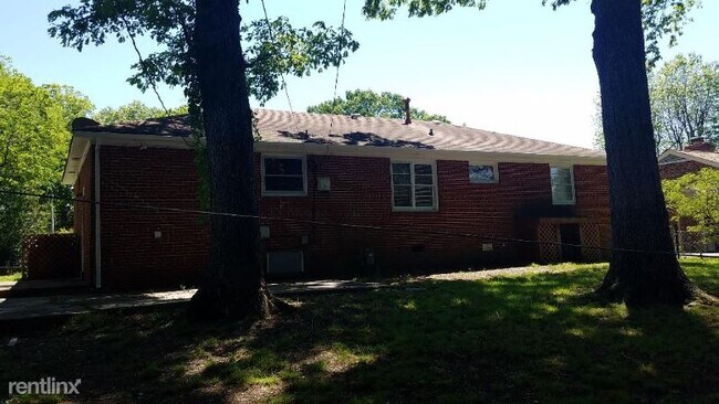 Foto del edificio - 7804 Dasher Rd