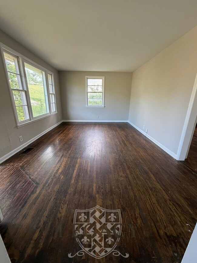 Building Photo - 2229 Maplecrest Dr