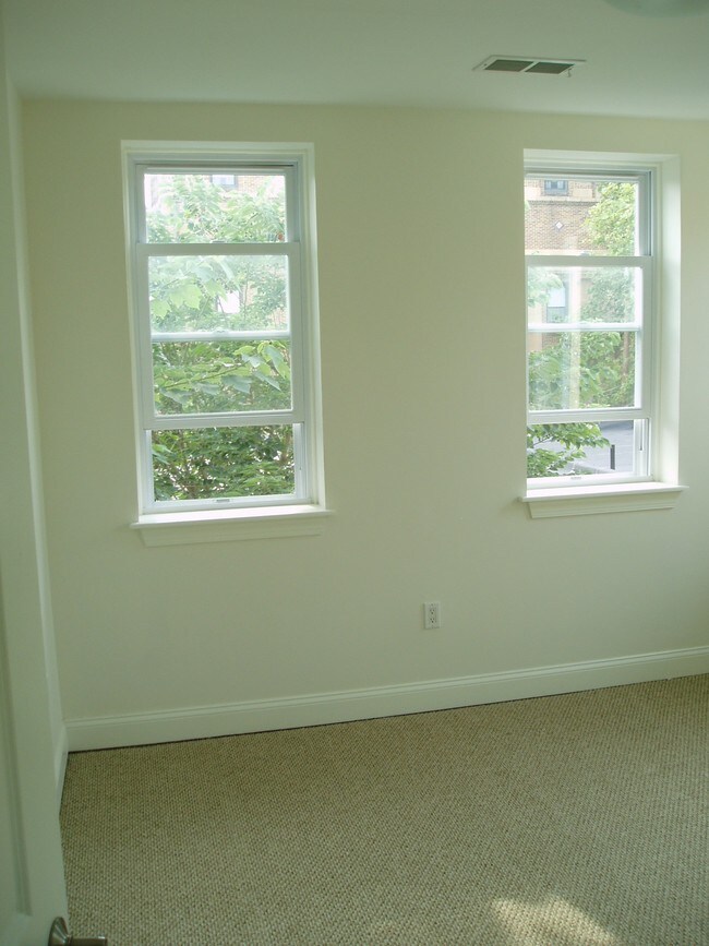 Sunny bedroom - 750 S 15th St