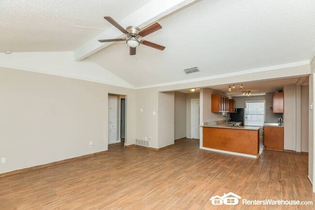 Building Photo - PRICE DROP!!  Newly renovated spacious 3 b...