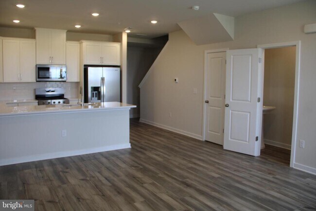 Building Photo - 713 Platinum Dr