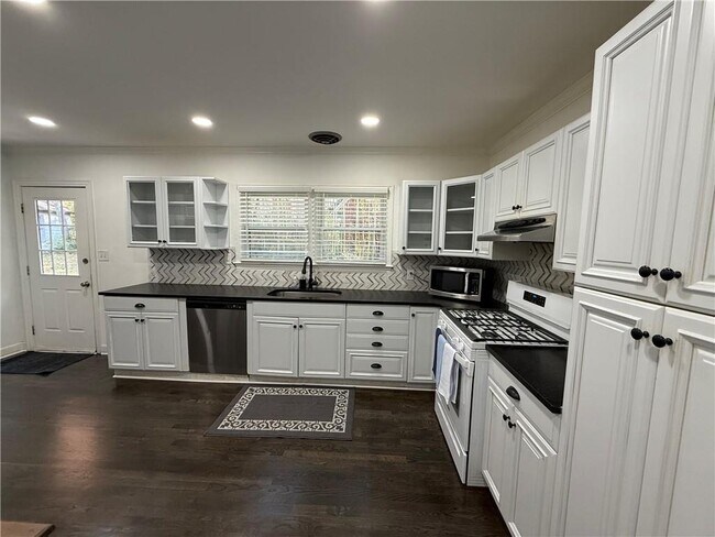 Foto del edificio - 1140 Goodwin Pl NE