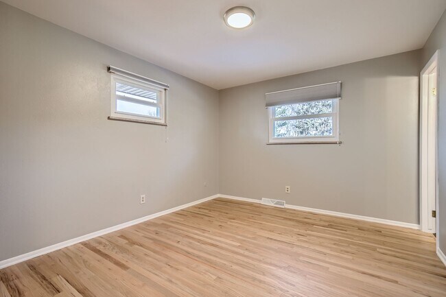 Foto del edificio - Beautiful Newly Remodeled Ranch with fully finished basement- Large Yard! RV Parking!