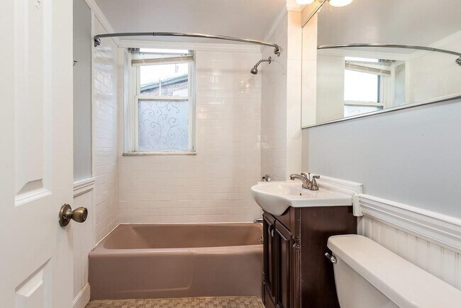 Foto del edificio - 394 Riverway