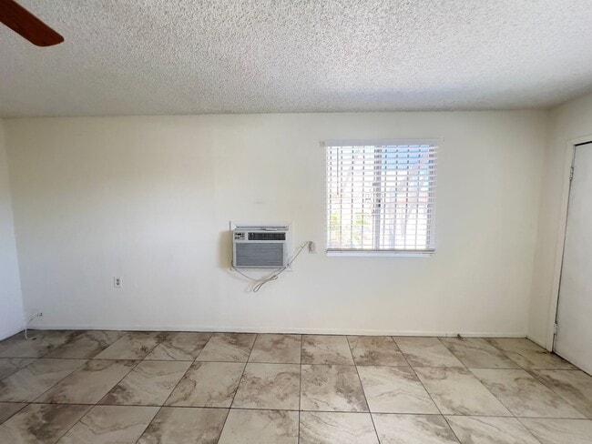 Building Photo - 1 bed and 1 bath located in Henderson!