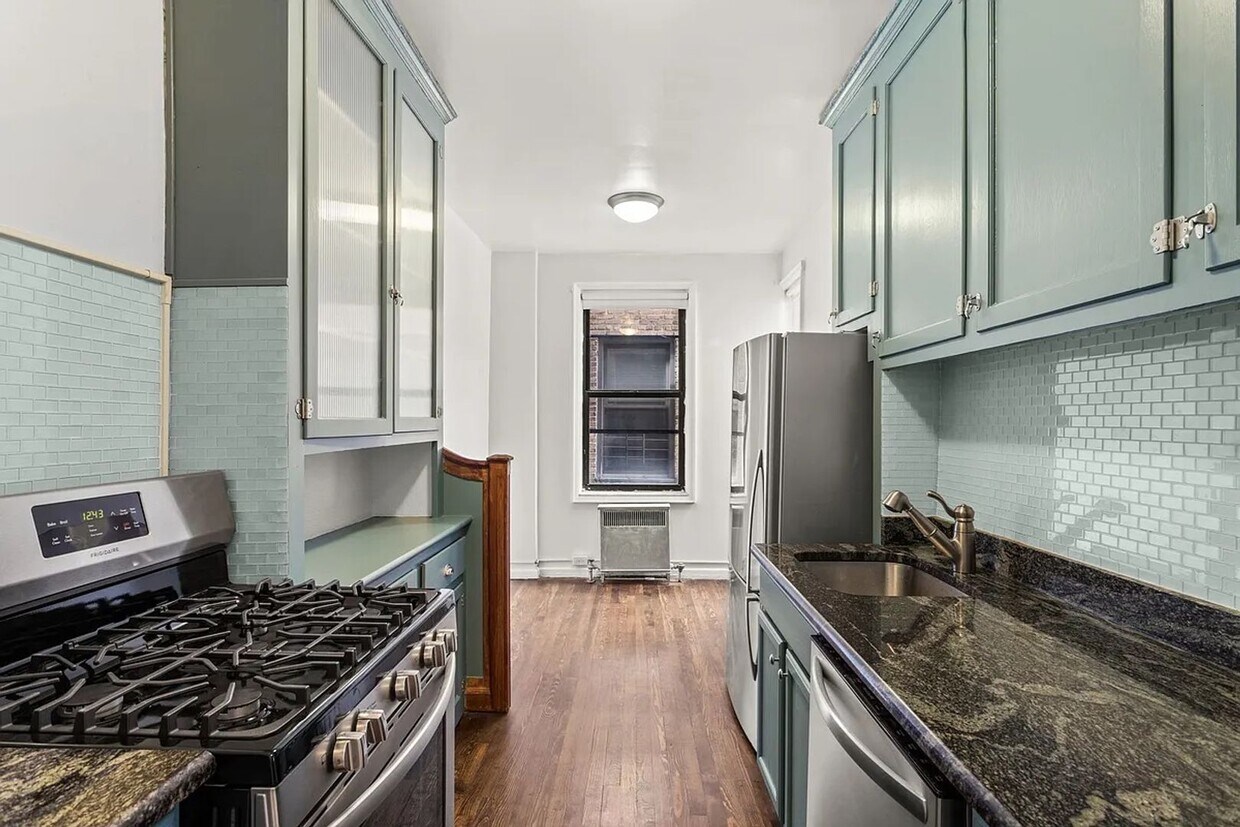 Primary Photo - Sunny 1Bedroom 1Bathroom available