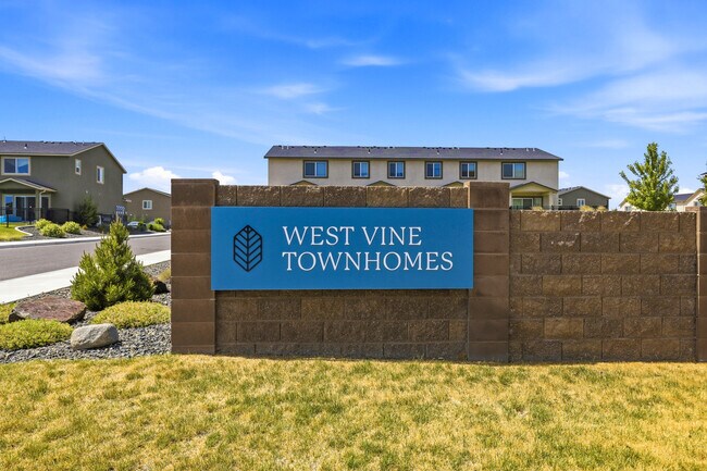 Foto del edificio - West Vine Townhomes