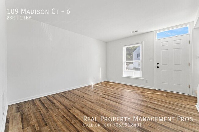 Building Photo - Upgraded Townhome in Stafford near I-95!
