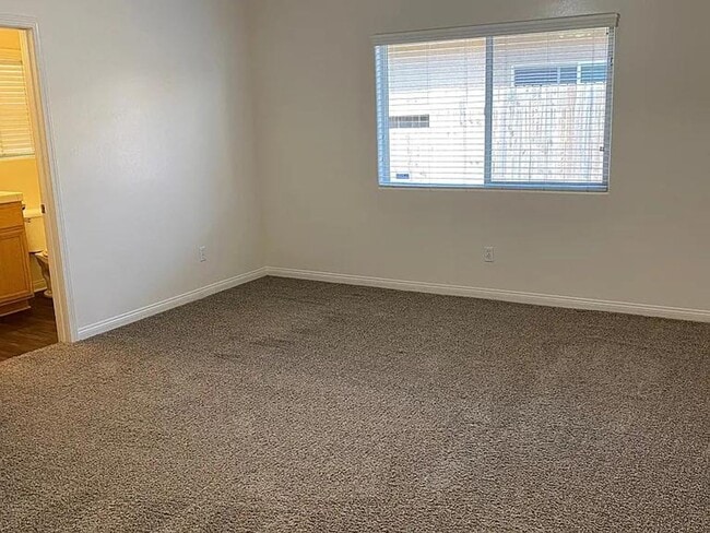 Building Photo - Bakersfield Great Family home