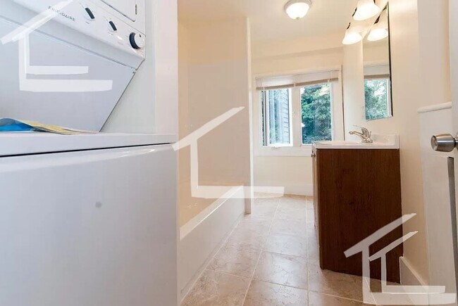 Foto del edificio - Huge 3 bedroom near Brookline with In-unit...