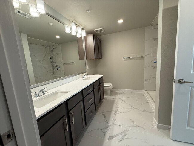 Foto del edificio - Urban Village at Rosehill Garland Apartments