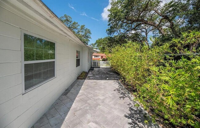 Building Photo - 2127 26th Ave S