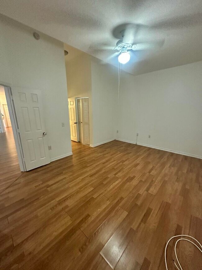 Foto del edificio - 220 Crestwood Cir