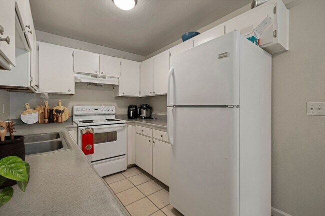 Building Photo - 435 Maple St