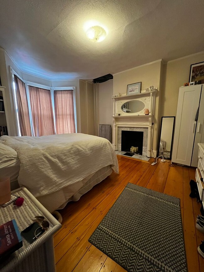 Building Photo - Renovated Brookline Village 3 Bed. 1 Parki...