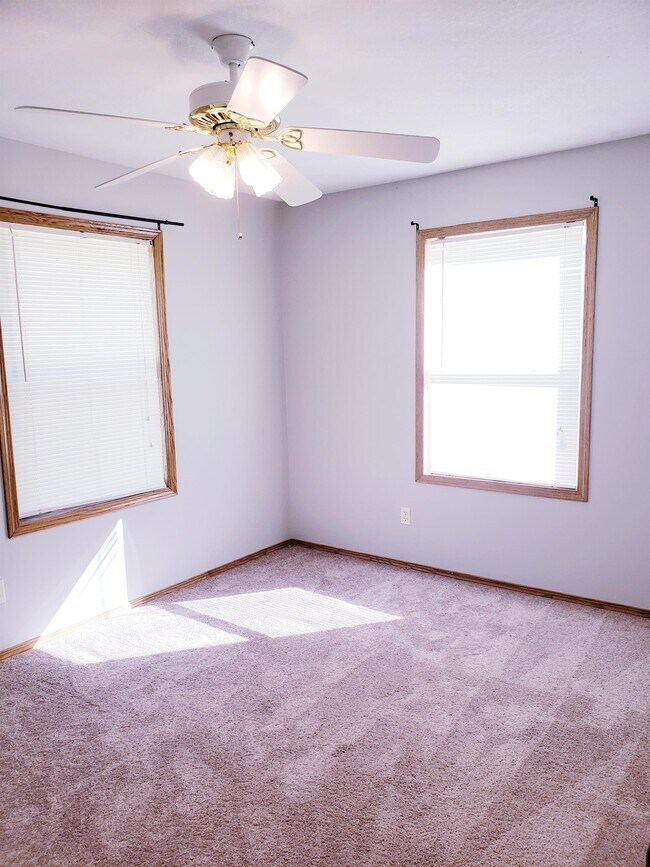 Building Photo - 251 S Stewart Dr