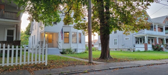 Building Photo - 628 25th St