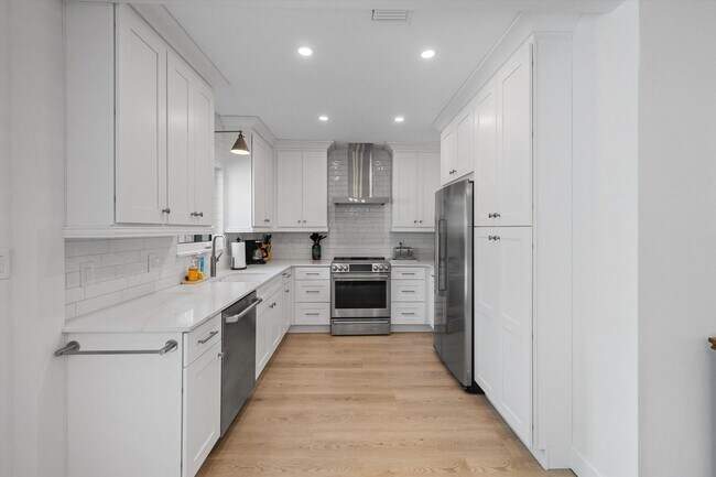 Building Photo - 611 N Palmway