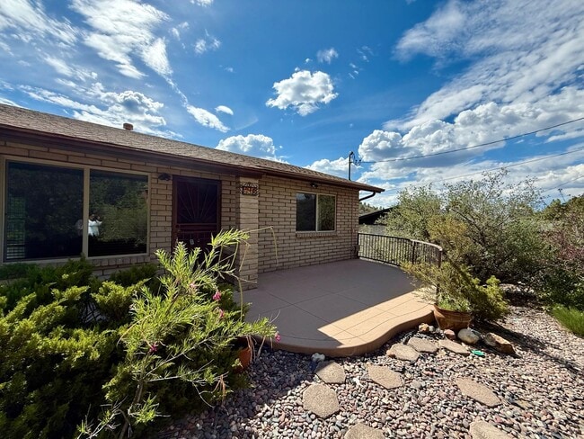 Building Photo - 4 bedroom home minutes from downtown Presc...
