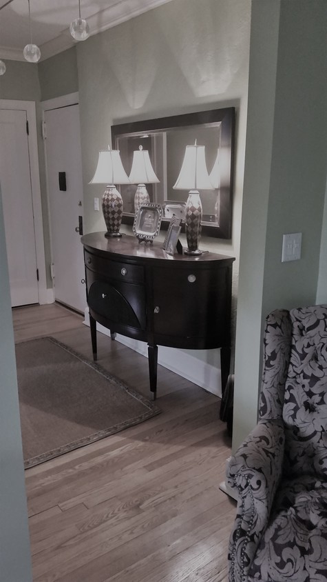 apt foyer-entrance - 4 Lafayette Ct