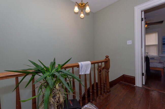 Building Photo - UPDATED MISSION HILL 4 BED/2 BATH RIGHT BY E LINE FOR 9/1   ~ CENTRAL AIR