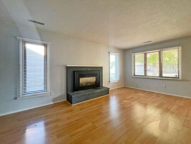 Foto del edificio - Newly Remodeled 3 Bedroom 2-Story Townhome...