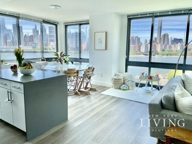 Foto del edificio - 3 bedroom in New York NY 11109