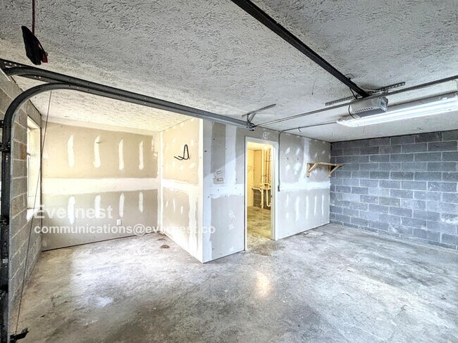 Building Photo - Charming 3-Bedroom Home in a Convenient Lo...