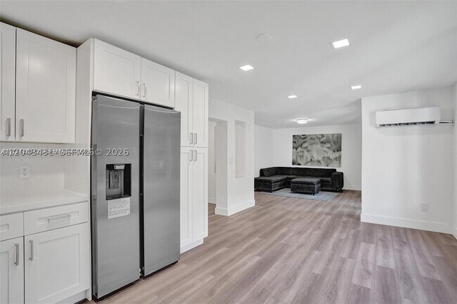 Foto del edificio - 630 NE 52nd St