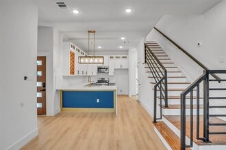 Building Photo - 4833 Paula St